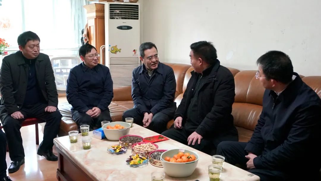 省国资委党委书记、主任冯文生等领导走访慰问省尊龙凯时集团老党员、老干部