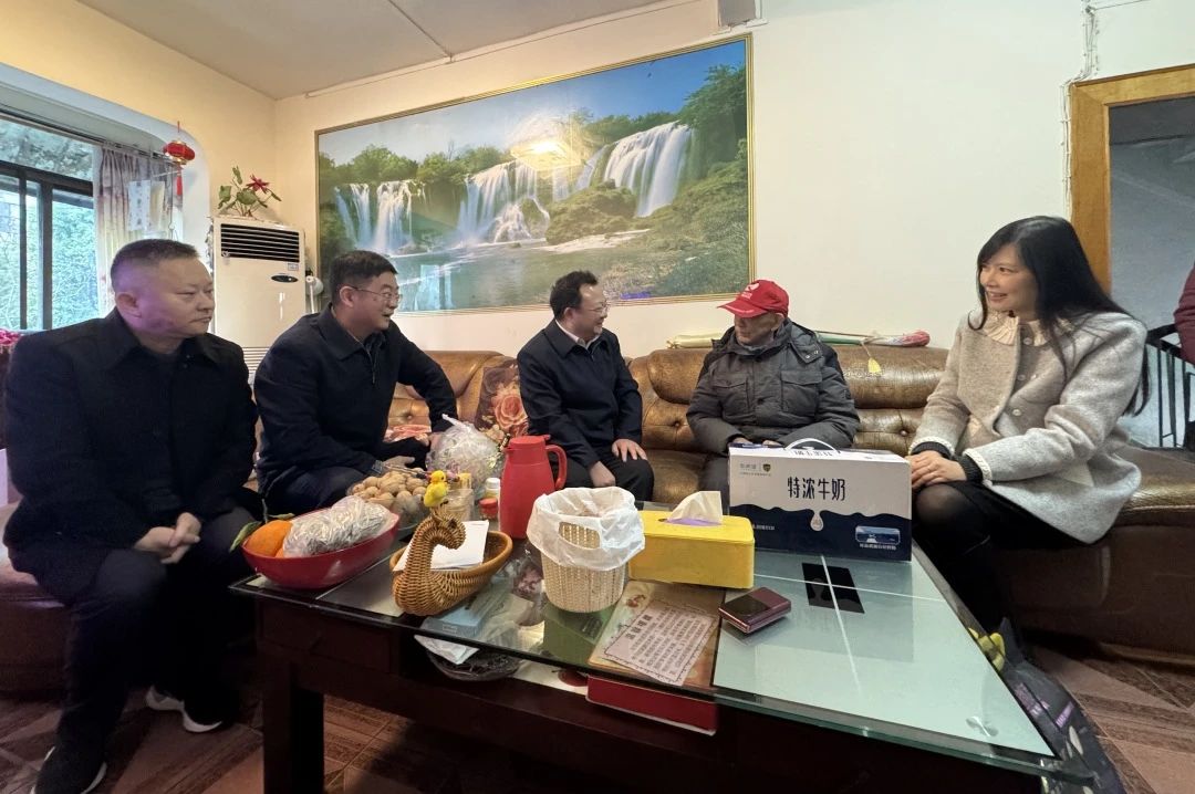 省国资委党委委员、副主任何政走访慰问省尊龙凯时集团老党员、老干部